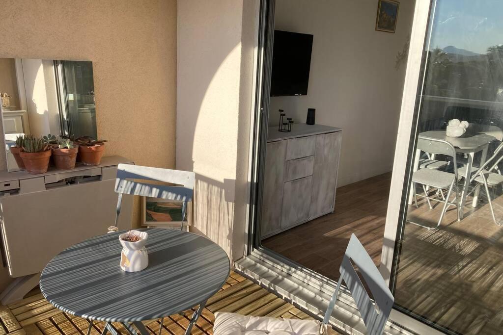 Apartamento Escapade Au Port Hyères Exterior foto